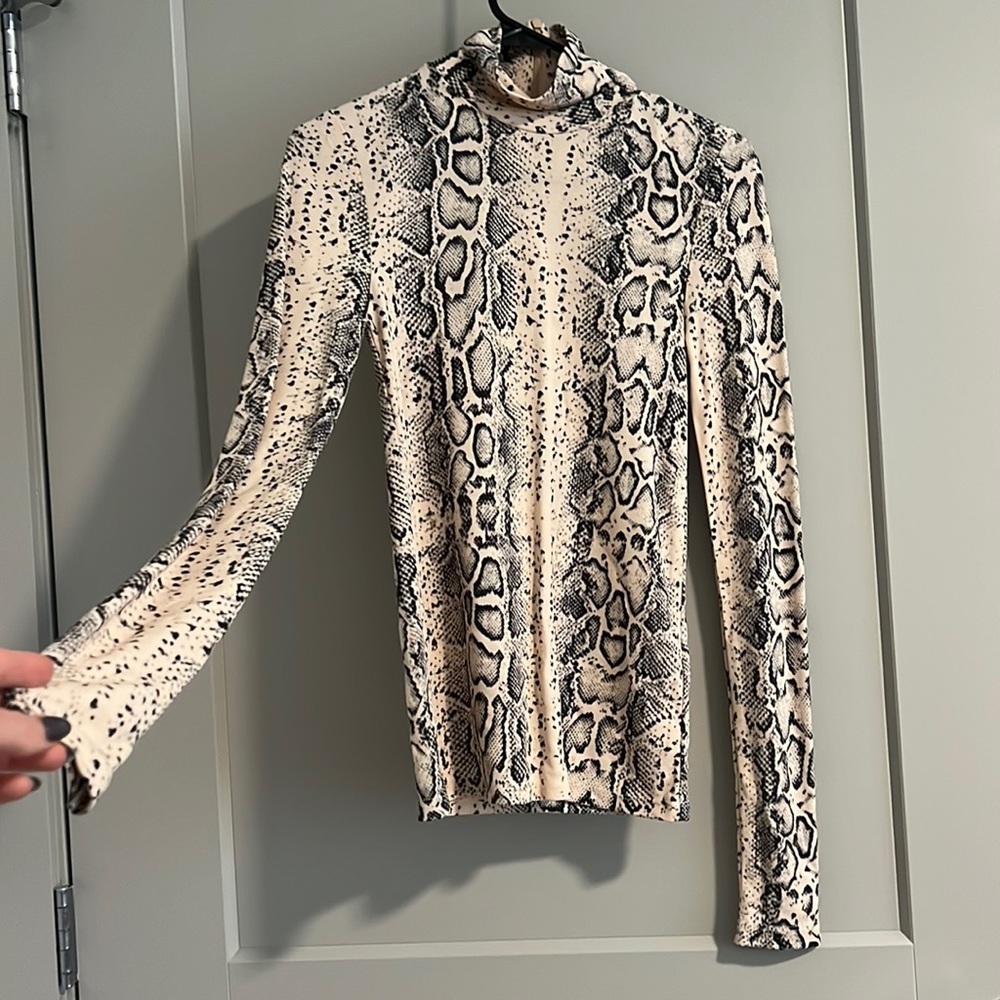 NWT Les Coyotes De Paris Snake Skink Turtleneck Top.